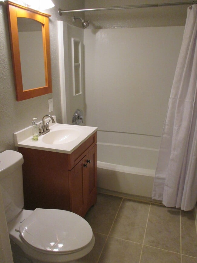 Building Photo - 2bed/1bath condo in convenient location......