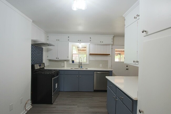 Building Photo - Adorable 3 Bed 2 Bath in Tyler with TWO Living Spaces! 1/2 OFF FIRST FULL MONTHS RENT!!