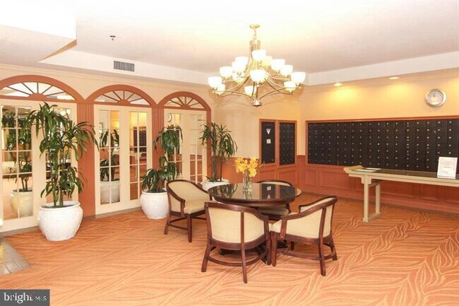 Building Photo - 15100 Interlachen Dr