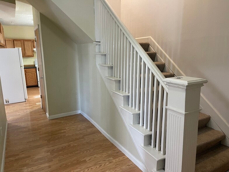 Building Photo - 2330 Parkland Ave