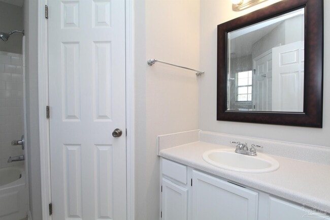 Building Photo - 701 Thornwood Pl