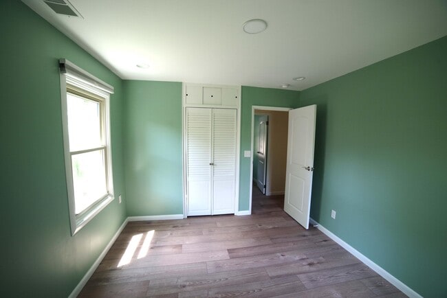 Building Photo - 1052 N Maple Rd