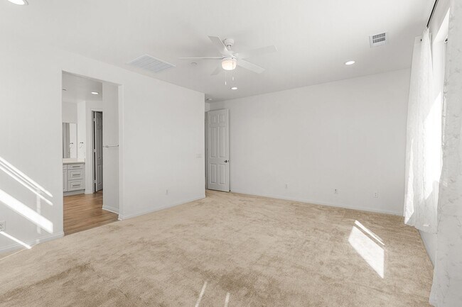 Building Photo - Stunning 4 bedroom 3 bath home in Summer Wind Trail Community