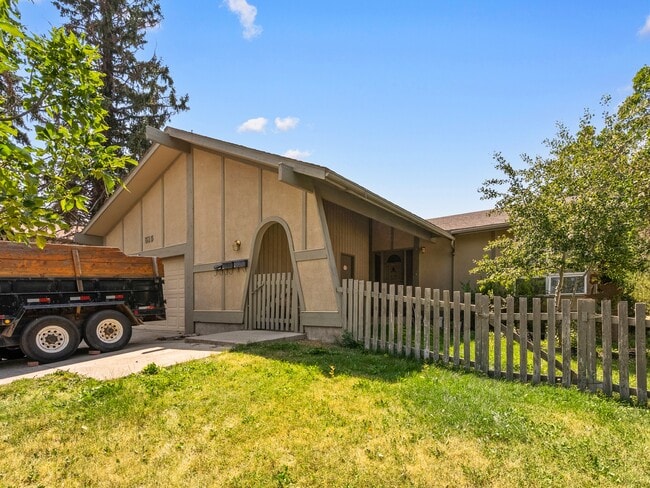 Building Photo - 515 S 11th Ave