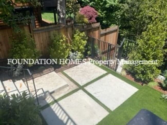 Building Photo - 215-A Molino Ave .