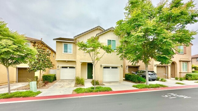 Building Photo - Newer & Lovely Two-Story Home in the New C...