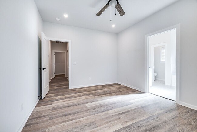 Building Photo - Like-New 4BR, 2.5BA Home with Privacy Fenc...