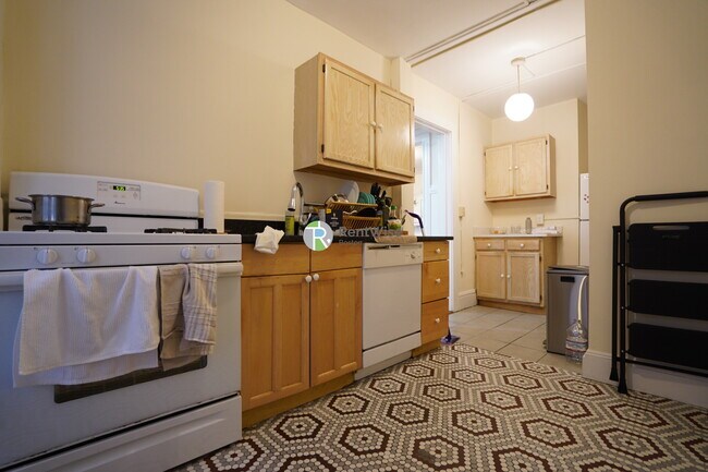 Building Photo - 452 Park Dr