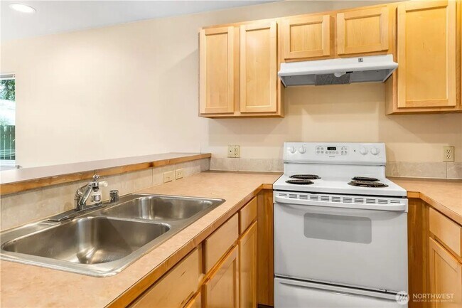 Building Photo - Lynden houses LLC - Cedar Street