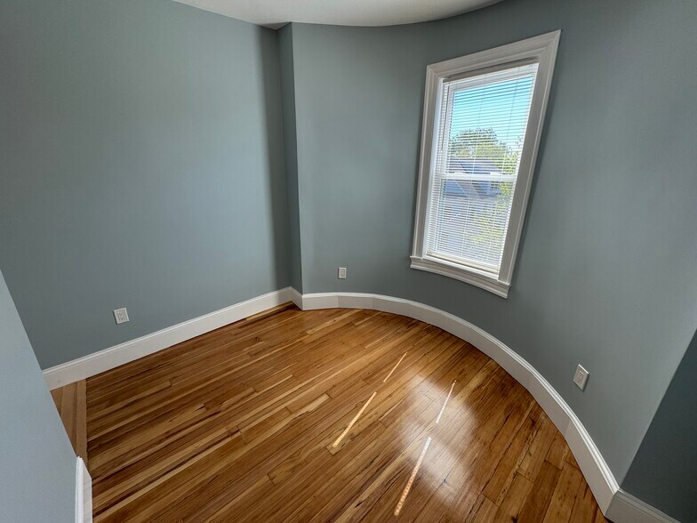 Building Photo - 31 Cameron Ave