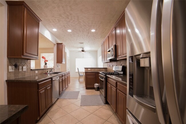 Building Photo - 10035 Magnolia Way