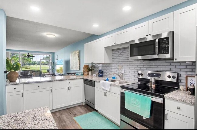 Building Photo - 7461 W Country Club Dr N