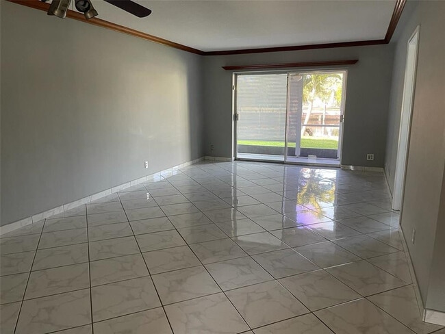 Building Photo - 1100 Pine Dr