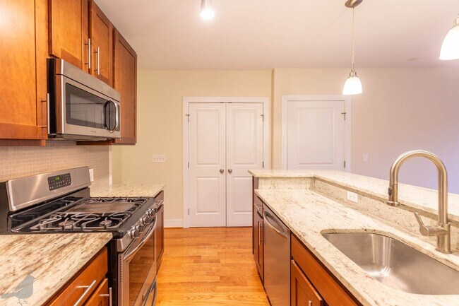 Building Photo - Bright and Spacious 2 Bedroom Abode in Bre...
