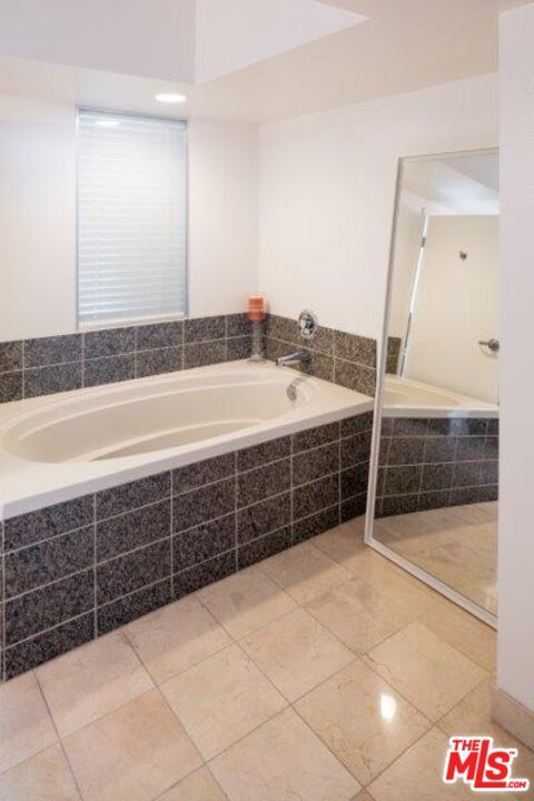 Building Photo - 13700 Marina Pointe Dr