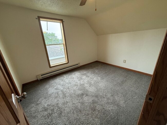 Building Photo - 4 Bed 2 Bath- 2 Story Single Family Home