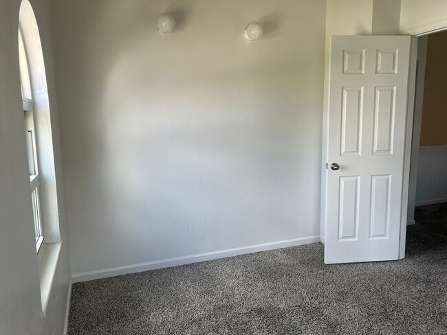 Building Photo - Spacious 3 Bed, 2 Full Bath Townhome near the Highline Canel!