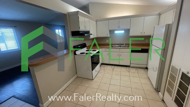 Building Photo - Freshly Updated 2nd Floor Condo