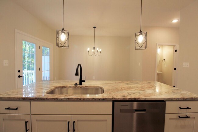 Building Photo - 3 level town home in popular Congers Creek...