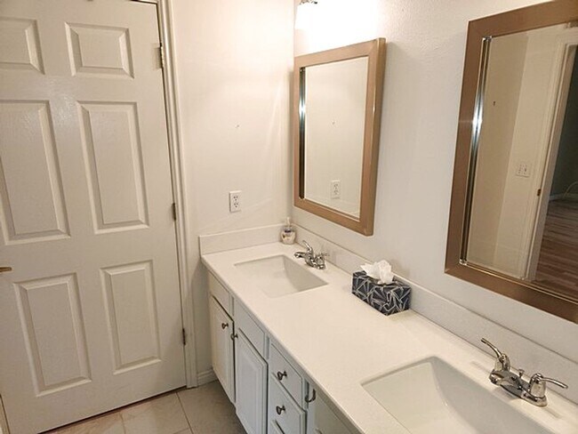 Building Photo - Perfectly Located Canyon Creek Condo - Attached Garage