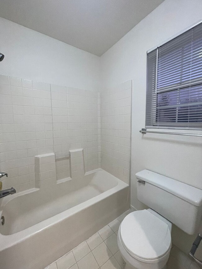 Building Photo - Wonderful Home Close to Shopping and Public Transportation.