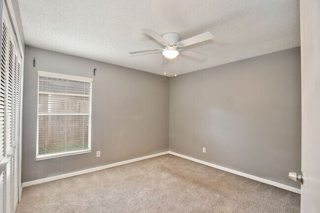 Building Photo - Stunning 3/2 Home with a Spacious 2 Car Ga...