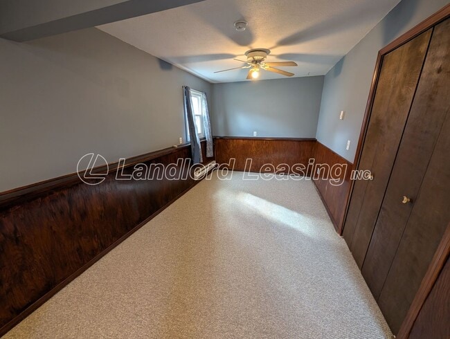 Building Photo - Spacious Elyria Split-Level Near LCCC with Fireplace & Fenced Yard