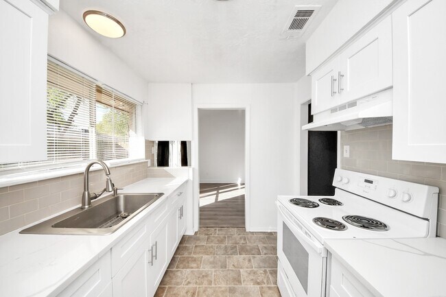 Building Photo - 4519 Reynaldo Dr