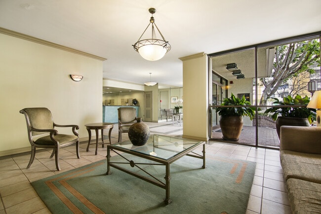 Building Photo - 321 S San Vicente Blvd