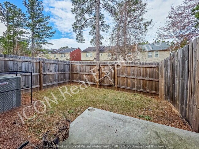 Building Photo - Spacious 3/2.5 Townhome