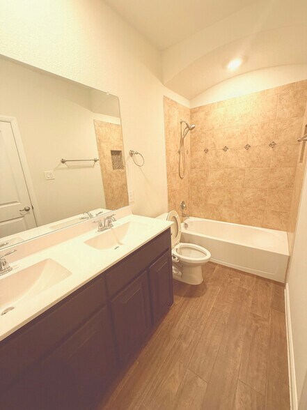 Building Photo - 565 Lindisfarne Ln