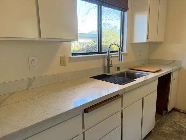 Building Photo - Upgraded Townhome For Rent in Central Live Oak Location