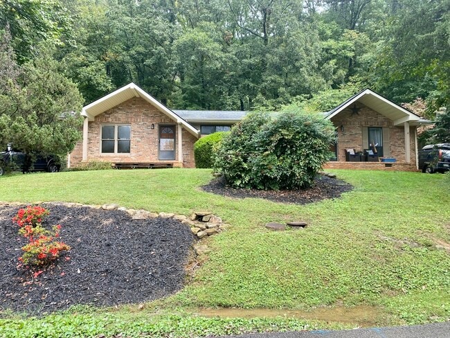 Building Photo - 1443 Palisades Rd