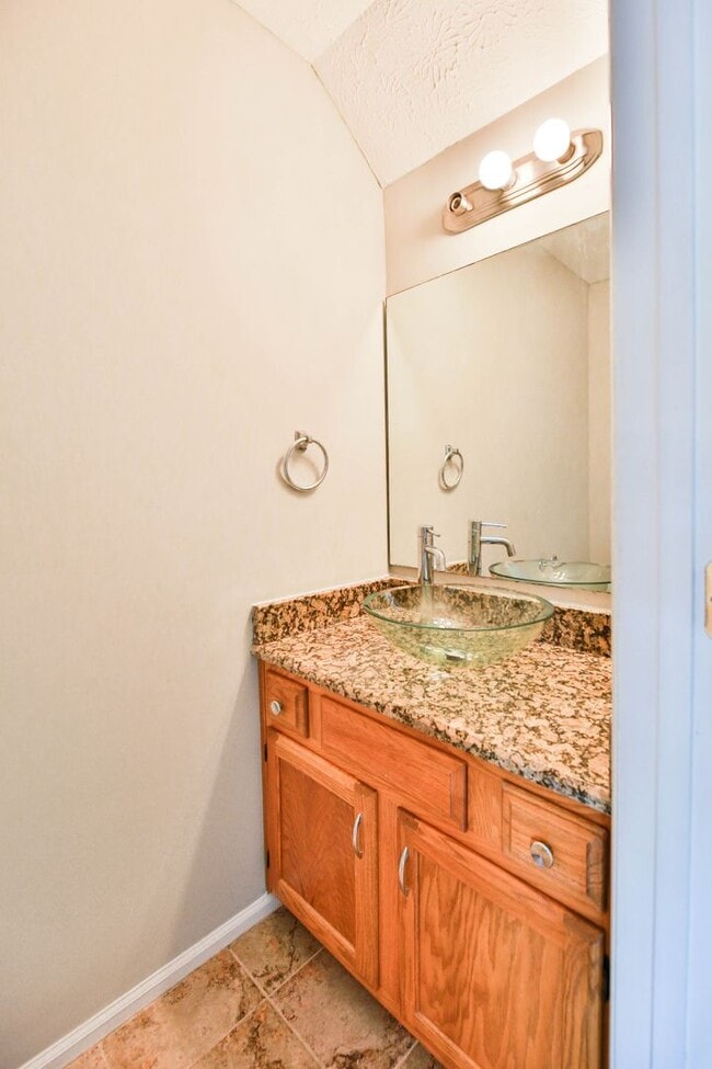 Building Photo - Convenient Antioch Townhome