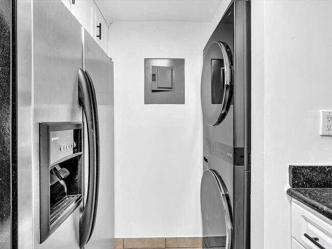 Building Photo - 220 Lakeview Dr