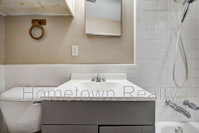 Building Photo - 1833 NE 51st St