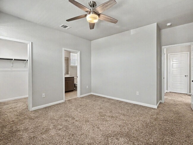 Building Photo - Modern New Braunfels Home with Flexible Upstairs Living Spaces