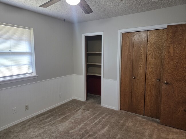 Building Photo - 904 E Hills Dr