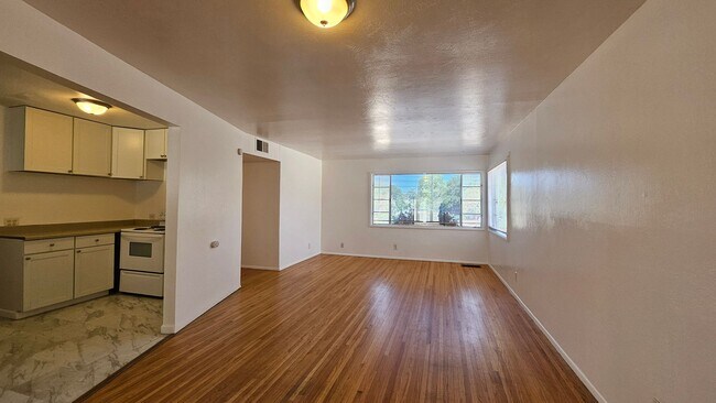 Building Photo - 4bed 2 bath