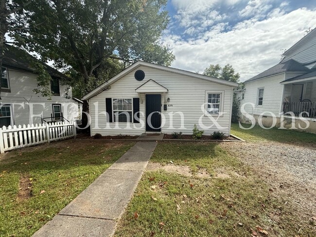 Primary Photo - Charming Three Bedroom Home in Winston Sal...
