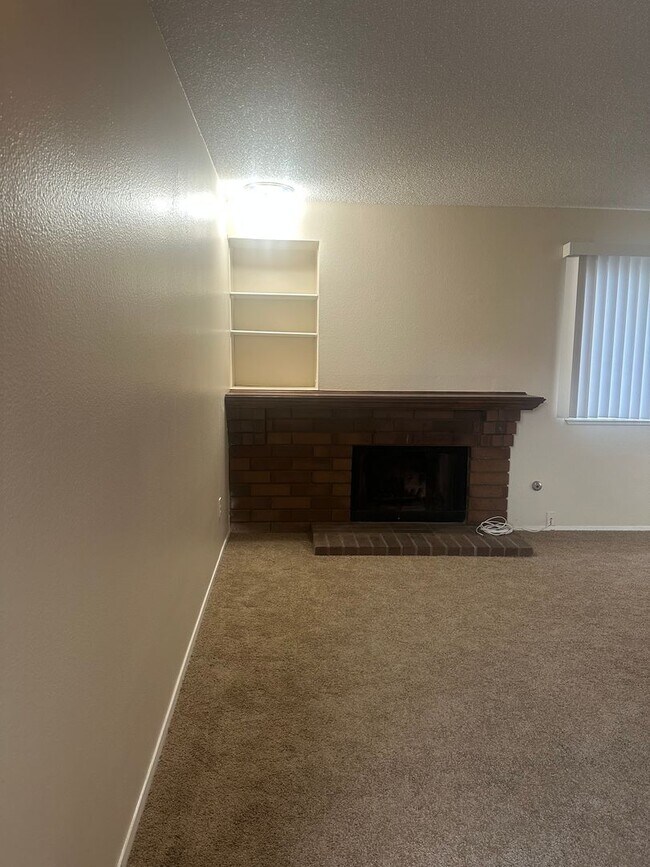 Building Photo - Charming 3-Bed/2.5-Bath Townhome with 2-Car Garage in Garden Grove