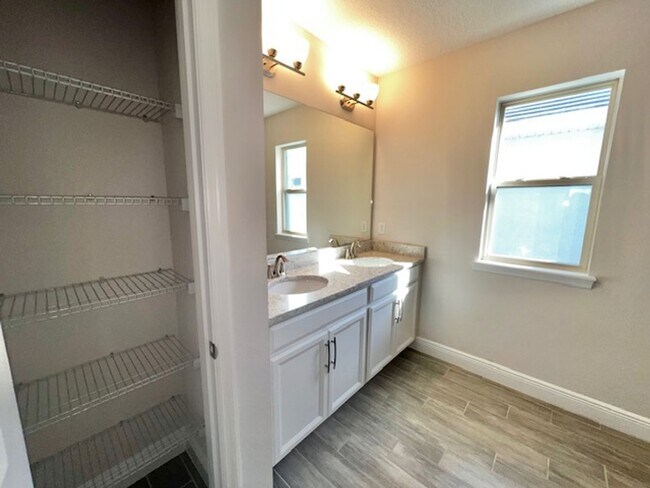 Building Photo - SPECTACULAR MODERN HOME!!Relaxing water views from the back of this beautiful home- MOVE IN Septe...