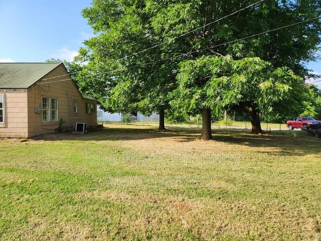 Building Photo - 400 N Division St
