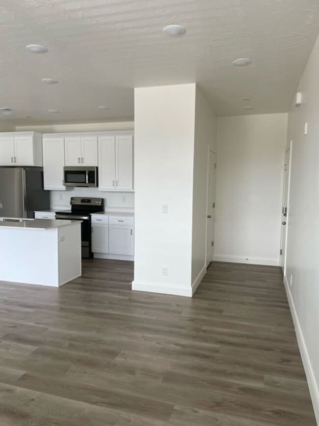 Building Photo - Resort-Style Living | 3 Bedroom Home with Access to Lagoon & Clubhouse