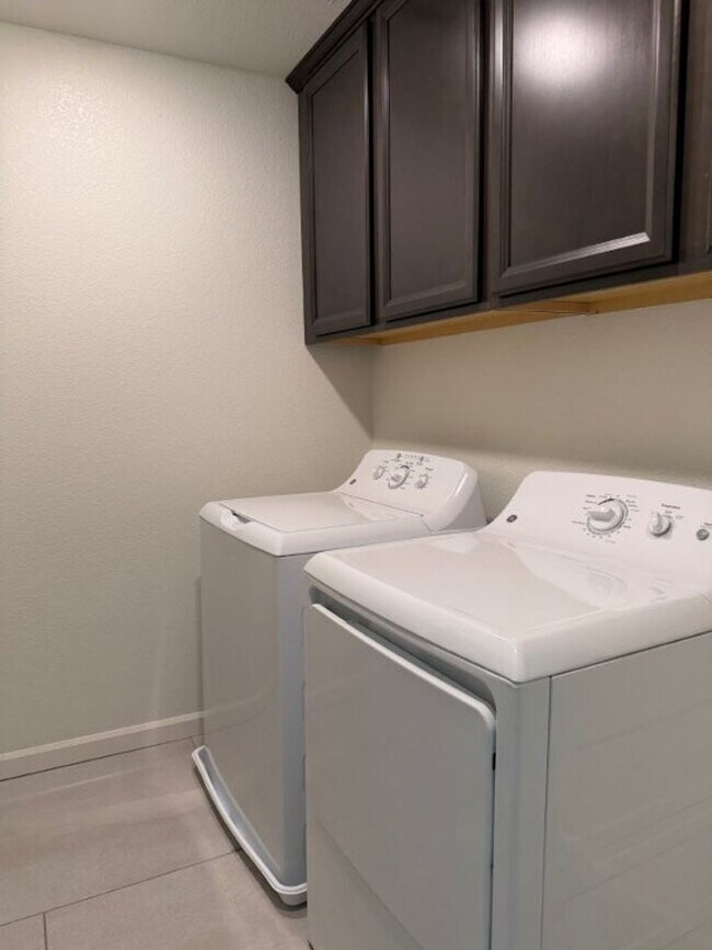 Building Photo - Newer 4 Bed / 2.5 Bath Home in Spring Lake | Owned Solar | Prime Location