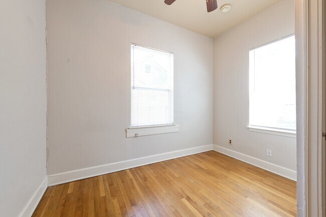 Building Photo - UT PRE-LEASE: 4 bed / 2 bath North Campus ...