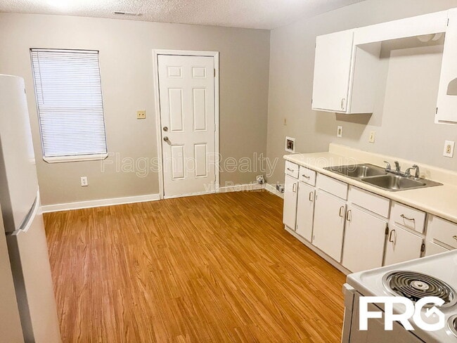 Building Photo - 214 Connie Cir