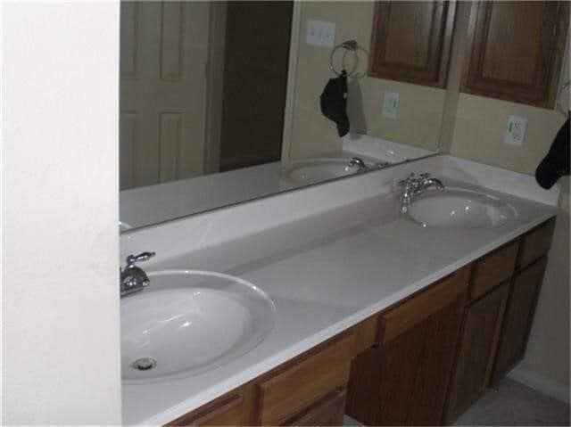 Building Photo - 3230 Raintree Village Dr