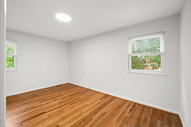 Building Photo - 100 Oak Dr