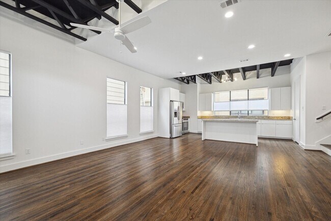 Building Photo - 1105 W 21st St